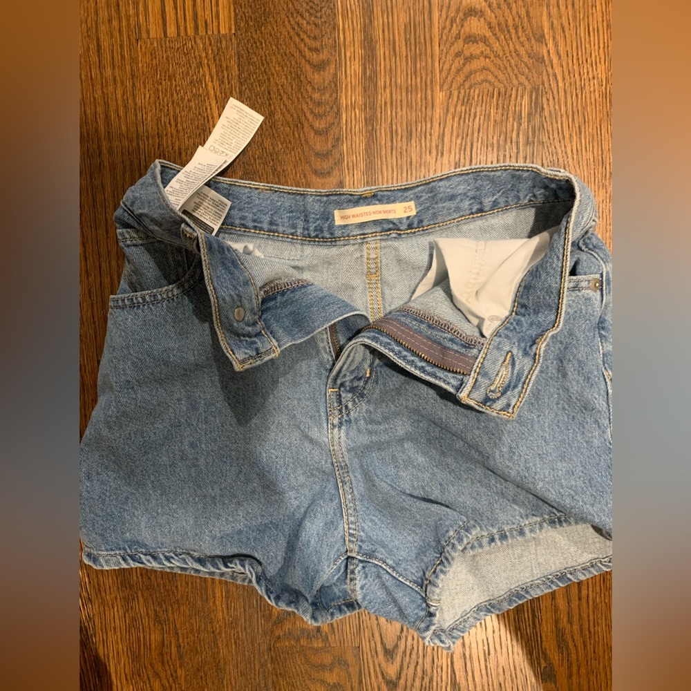 Like new high waisted Levi’s mom shorts 25
